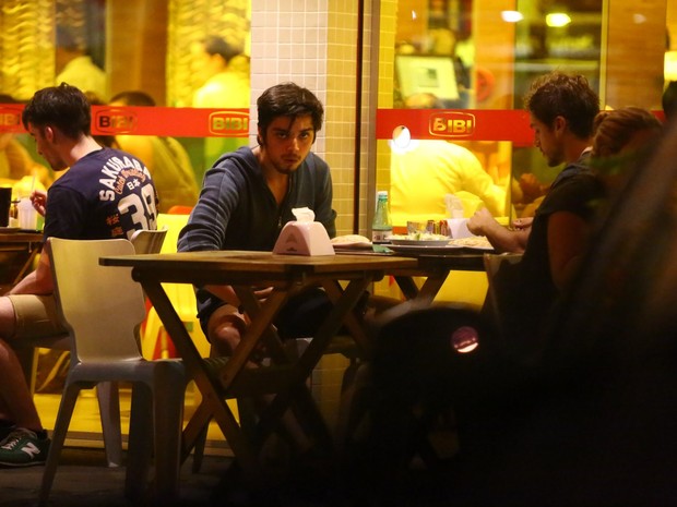 Rodrigo Simas com amigo em restaurante na Barra da Tijuca, Zona Oeste do Rio (Foto: Marcello Sá Barreto/ Ag. News)