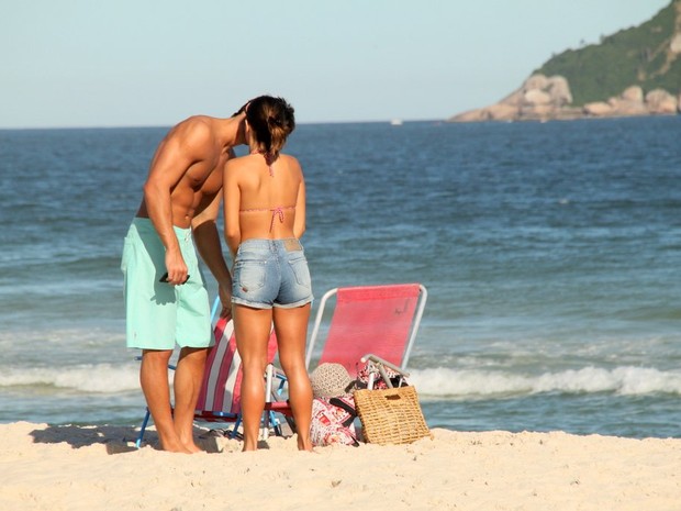 Pérola Faria na praia com o namorado (Foto: Gabriel Rangel / AgNews)