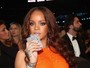 Rihanna bebe durante Grammy e faz piada com repercussão da cena