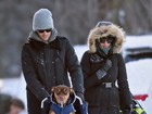 Gisele Bündchen passeia na neve com marido, filho e cadelinha