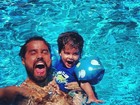 Ricardo Pereira se diverte com o filho na piscina