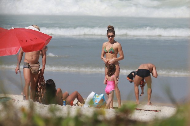 Grazi Massafera na praia com a filha Sofia (Foto: Dilson Silva/ AG. News)