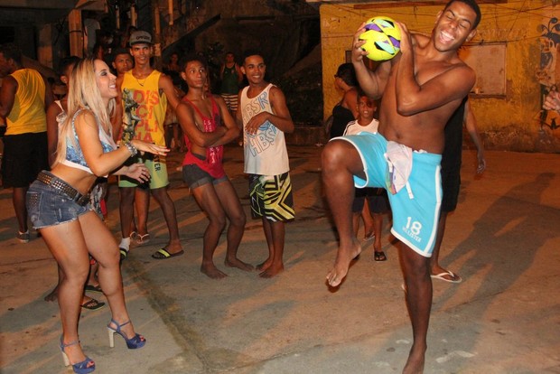 Mulher Melão é juíza em partida de queimado (Foto: Rodrigo dos Anjos / AgNews)