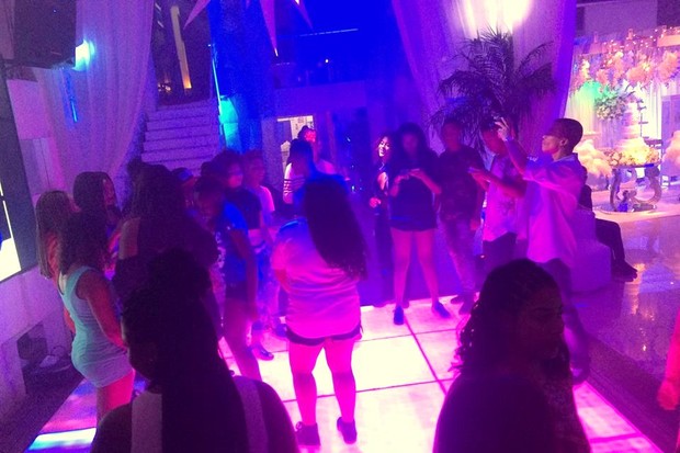 Fãs na pista de dança da festa surpesa no Rio (Foto: Reprodução/Instagram)