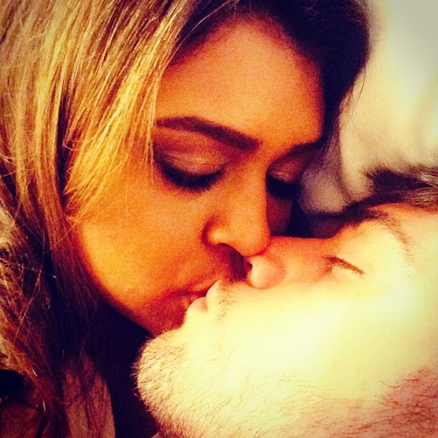 Preta Gil troca beijos com o namorado, Rodrigo Godoy (Foto: Instagram/ Reprodução)