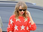 Taylor Swift usa casaco rasgado e short curtinho para ir a aula de balé