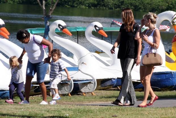 Leila do volêi brinca com o seu filho na Lagoa Rodrigo De Freitas (Foto: Jc Pereira/ Foto Rio News)