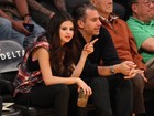 Selena Gomez assiste a jogo de basquete em Los Angeles
