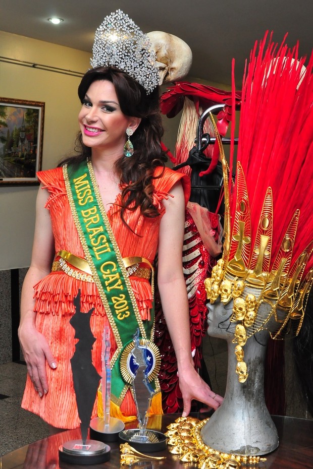 Sheila Veríssimo ao lado da fantasia que usou para desfilar no Miss Brasil Gay 2013 (Foto: Roberto Teixeira/EGO)