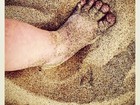 Grazi Massafera posta fotos do pezinho da filha na areia