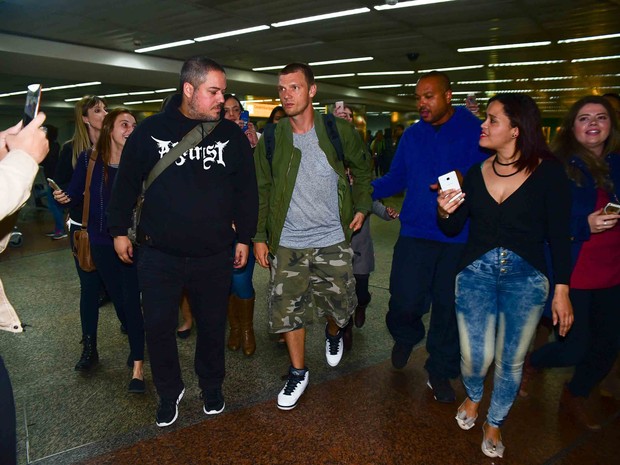 Nick Carter desembarca em aeroporto em São Paulo (Foto: Leo Franco/ Ag. News)