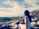 Sophia Abrahão admira paisagem na Grécia