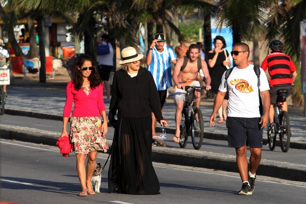 Bárbara Paz passeia em frente à praia do Leblon no Rio (Foto: Wallace Barbosa\ AgNews)