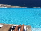 Daniella Sarahyba mostra boa forma de biquíni durante viagem à Grécia 