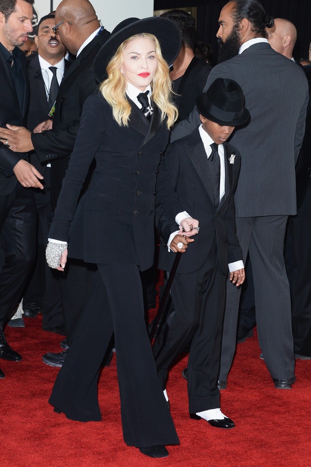 Madonna e o filho, David Banda, no Grammy Awards (Foto: AFP)