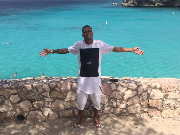 MC Duduzinho em praia em Curaçao, no Caribe (Foto: Divulgação)