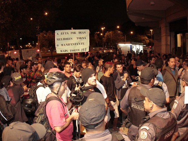 Manifestantes na porta do Festival do Rio (Foto: Isac Luz / EGO)