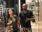 Fernanda Souza usa camisa transparente em passeio no shopping