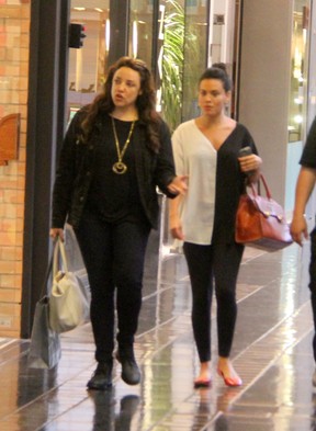 Ana Carolina e Leticia Lima passeando em um shopping do Rio em 2014 (Foto: Agnews)