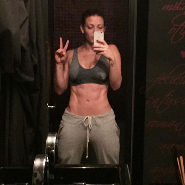 Sheila Mello exibe barriga sarada em selfie (Foto: Instagram/ Reprodução)