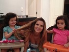 Luciano Camargo posta foto das gêmeas 'puxando' o cabelo da mãe