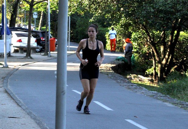 Nanda Costa corre na Lagoa (Foto: Henrique Oliveira / Foto Rio News)