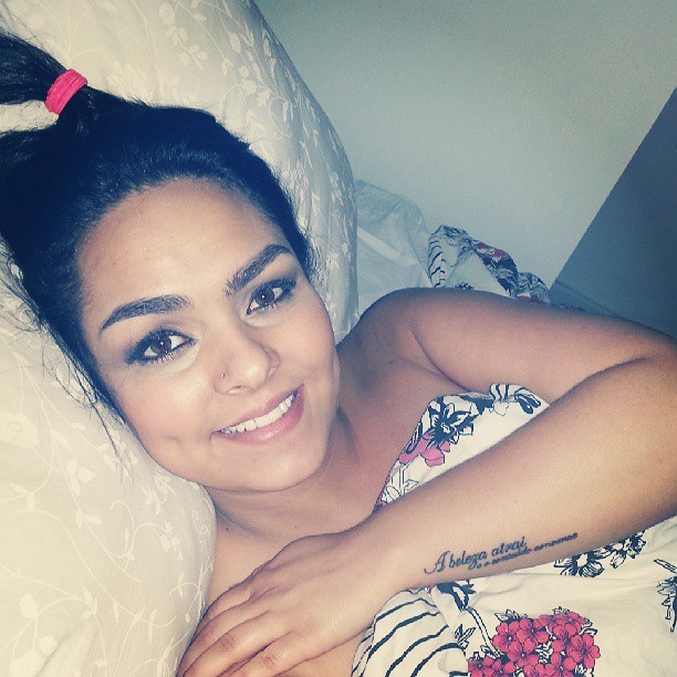 Andressa Soares posta foto maquiada ao acordar (Foto: Reprodução / Instagram)