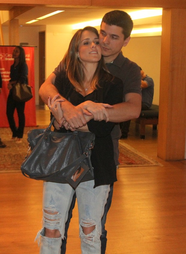 Fernanda Pontes ganha carinho do marido, Diogo Boni (Foto: Daniel Delmiro/Ag News)