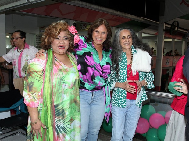 Alcione, Fafá de Belém e Maria Bethânia em festa na quadra da Mangueira, na Zona Norte do Rio (Foto: Alex Palarea/ Ag. News)
