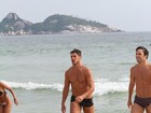 José Loreto exibe corpo sarado em praia do Rio