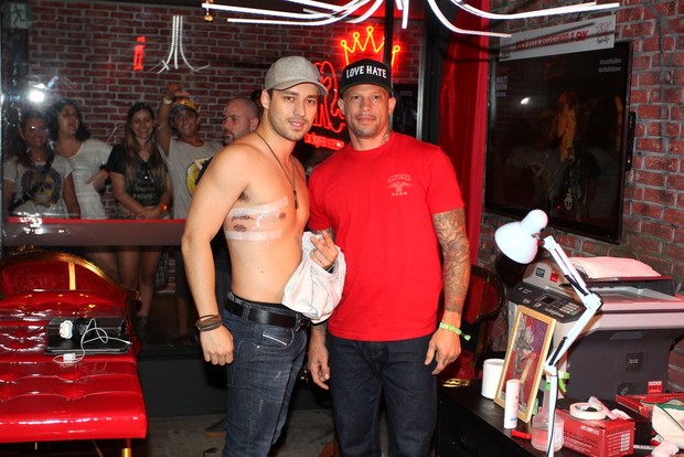 Rodrigo Andrade faz tatuagem com Ami James (Foto: Bia Alves / AgNews)