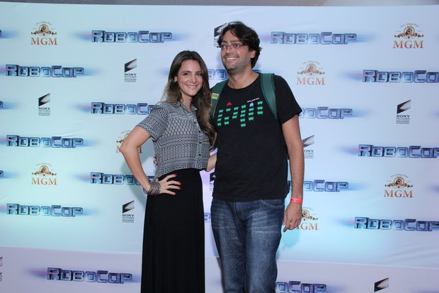 Fernanda Caruso e a namorada na pré-estreia de RoboCop (Foto: Alex Palarea / AgNews)
