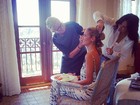 Antes do Emmy, Heidi Klum posta foto fazendo cabelo e maquiagem