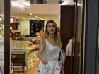 Flávia Alessandra faz compras no Rio