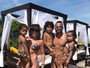 Dentinho posa com Dani Souza e os filhos em trajes de banho parecidos
