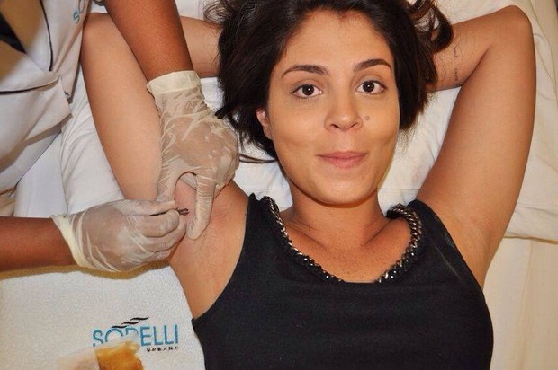 Bella Maia, BBB14, depila a axila (Foto: Divulgação)