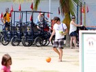 Wagner Moura brinca com os filhos na orla da Lagoa, no Rio