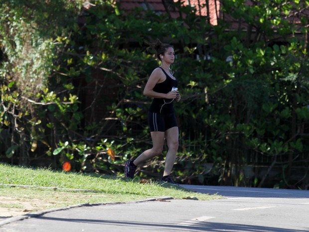 Nanda Costa corre na Lagoa (Foto: Henrique Oliveira / Foto Rio News)