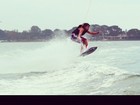 Depois de surfe, Caio Castro aparece fazendo wakeboard em fotos