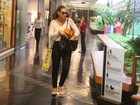 Débora Nascimento passeia descontraída e sozinha em shopping