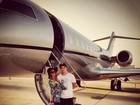 A caminho de Las Vegas, Paris Hilton se exibe em jatinho de luxo