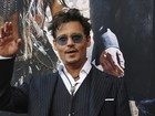 Johnny Depp aparece de visual novo em pré-estreia de filme