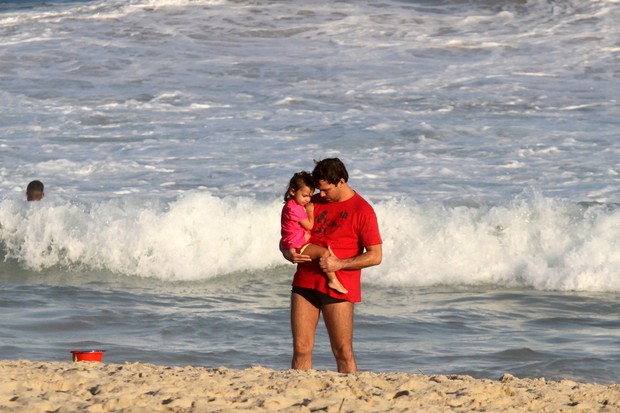 Marcelo Faria na praia com a filha (Foto: Wallace Barbosa / AgNews)