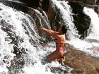 Priscila Pires posa de biquíni em cachoeira: 'Mãe Natureza'