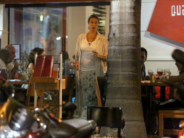 Luana Piovani em restaurante na Zona Sul do Rio (Foto: Ag. News)