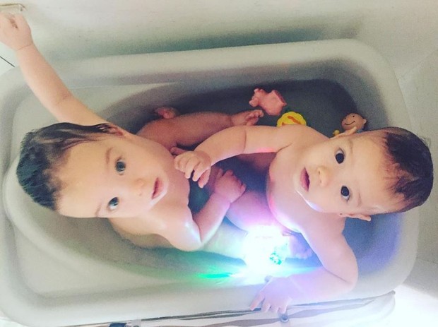 Luana Piovani mostra foto dos filhos gêmeos durante banho de banheira (Foto: Reprodução/Instagram)