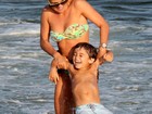 Lívia Lemos se diverte com o filho na praia