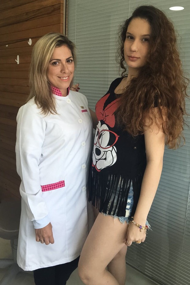 Stephanie com a médica Camila Cascardo (Foto: Divulgação)