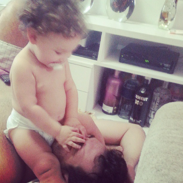Priscila Pires mostra filho brincando com o pai na hora do jogo do Brasil (Foto: Reprodução_Instagram)