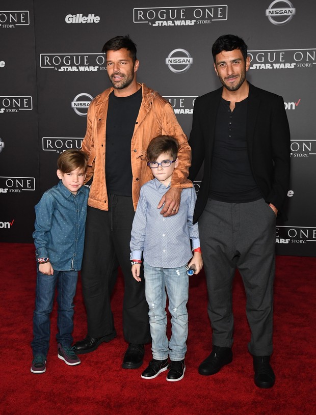 Ricky Martin com os filhos e o namorado (Foto: ETHAN MILLER / GETTY IMAGES NORTH AMERICA / AFP)